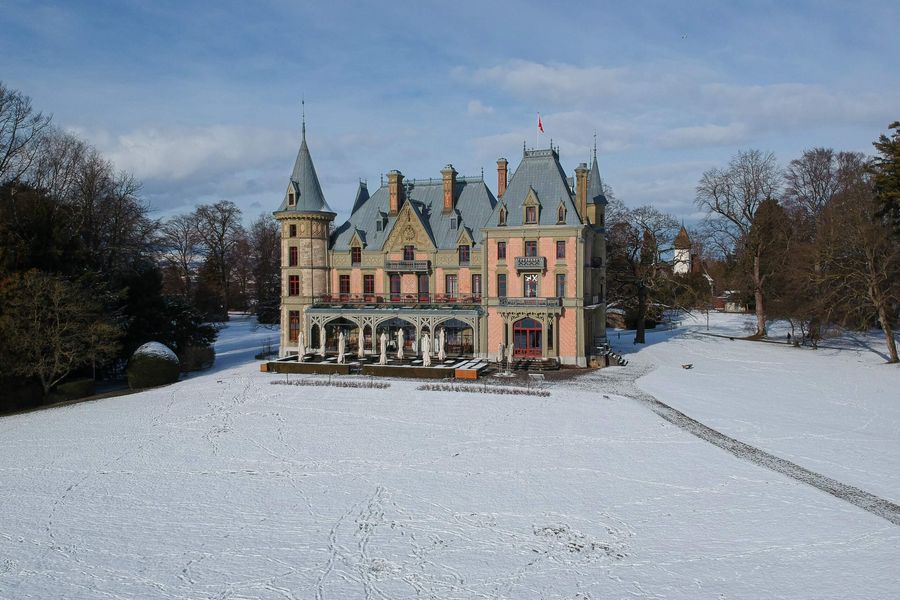 Das Schloss Schadau im verschneiten Schadaupark 