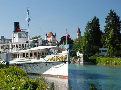 Schiff im Kanal mit Schloss Thun
