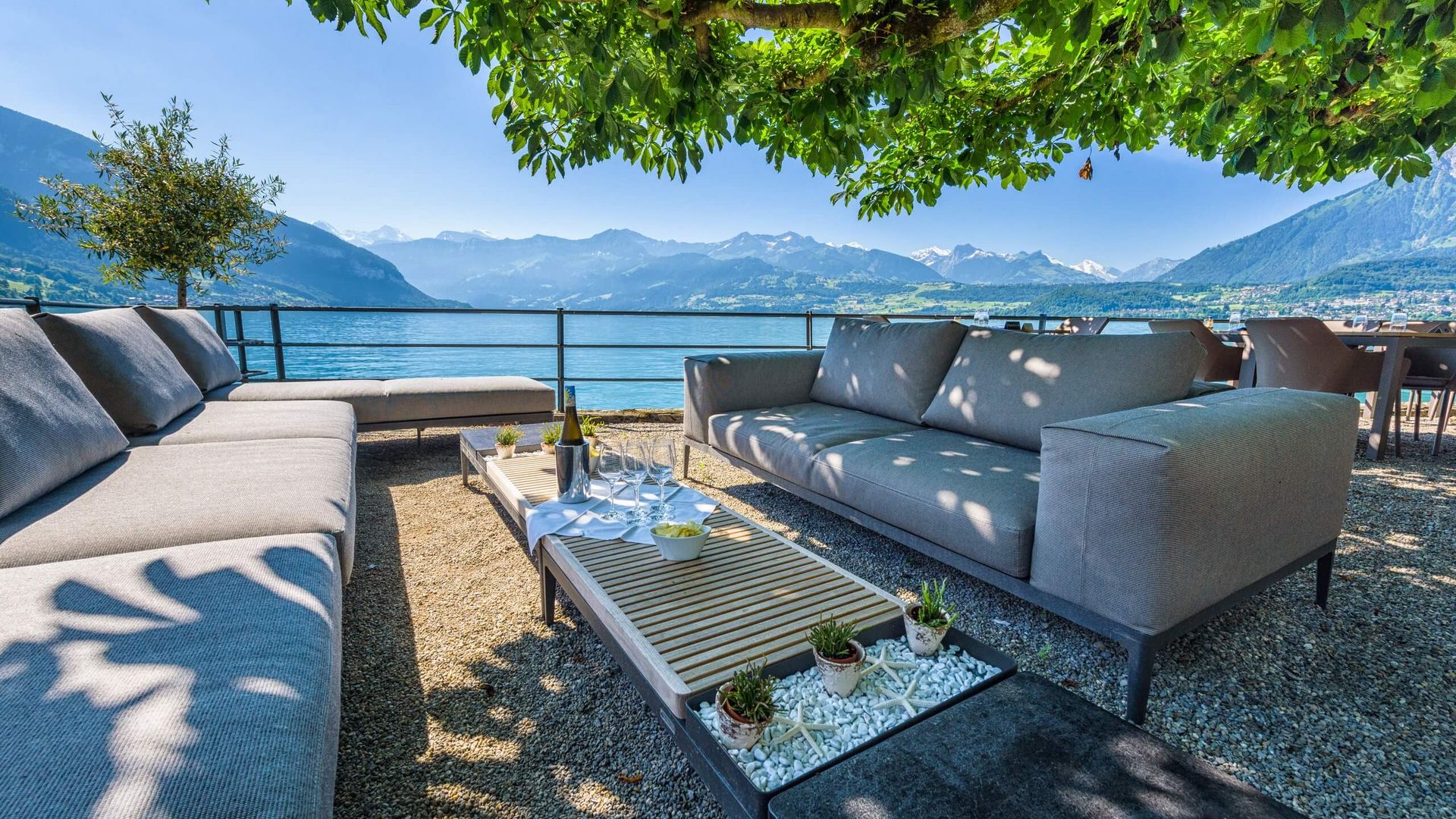 Seeterrasse vom Parkhotel Gunten mit Blick auf den Thunersee und die Berge