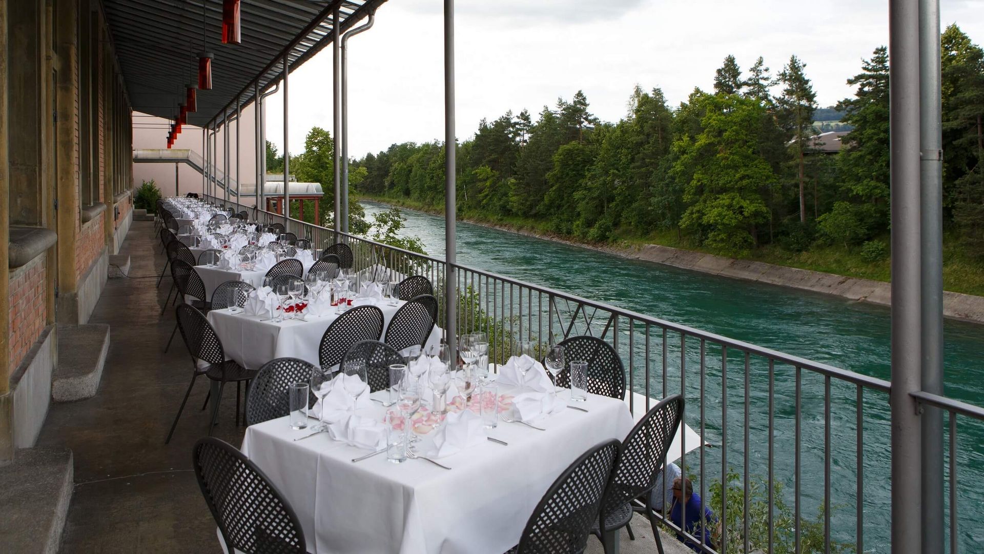 Terrasse der Zündkapselfabrik in Thun mit Blick auf die Aaare im Sommer
