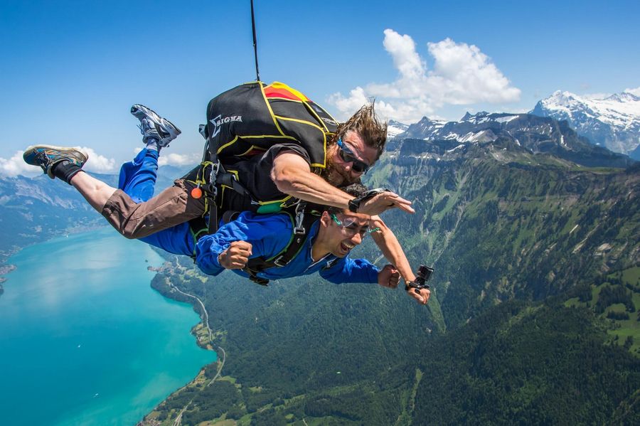 Skydiving Pilot mit Gast im freien Fall über dem türkisen Brienzersee