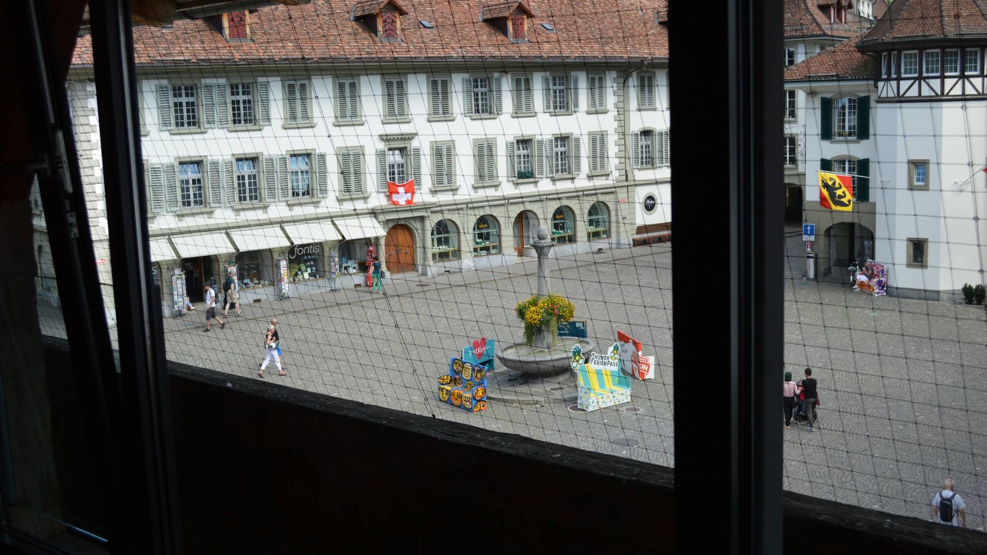 Aussicht auf den Rathausplatz vom Velschensaal im Rathaus Thun