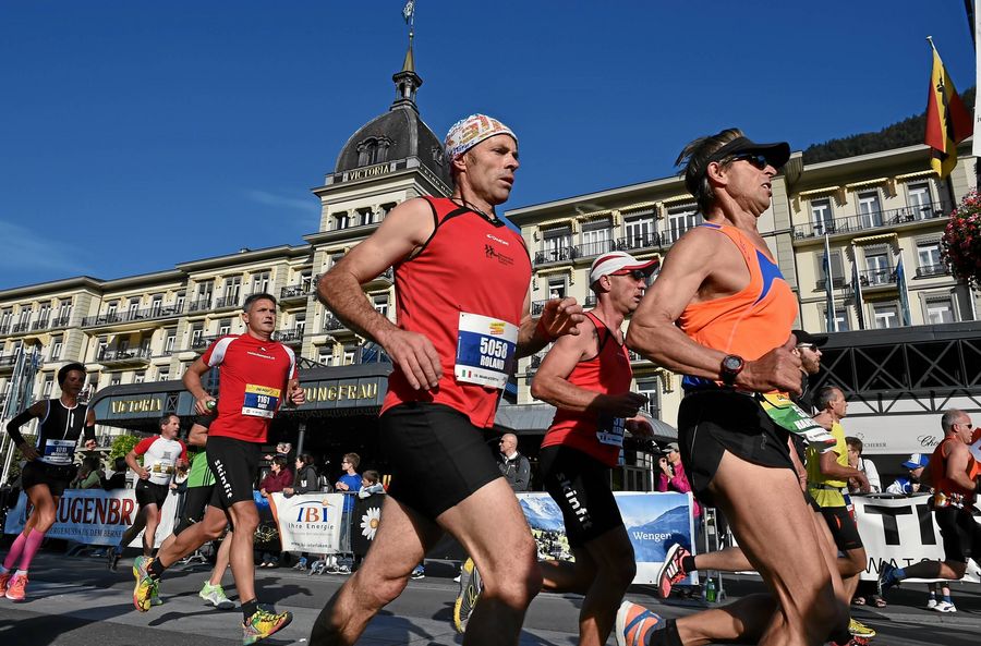 Läufer vor dem Hotel Victoria Jungfrau am Start am Höheweg