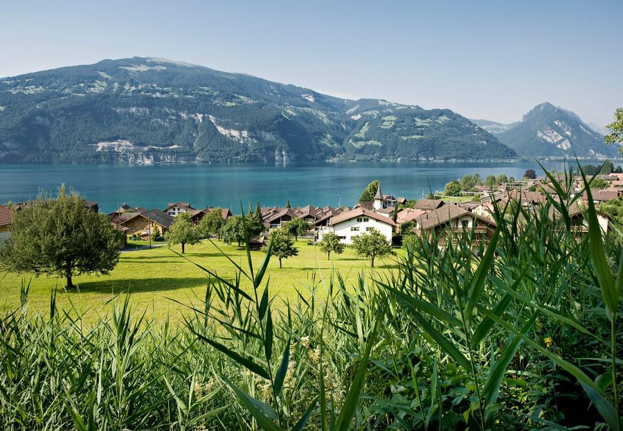 Das malerische Dorf Leissigen liegt direkt am Thunersee und bietet ein fantastisches Bergpanorama