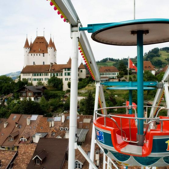 Aussicht aus einer Gondel auf dem Riesenrad am Thunfest mit Blick auf das Schloss Thun