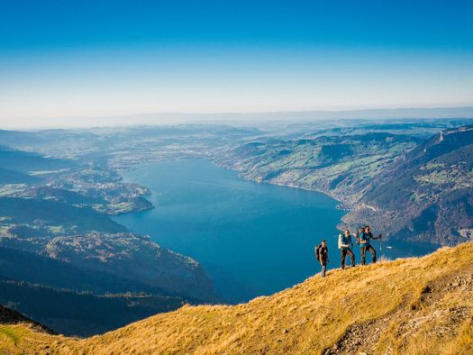 Drei Wanderer auf dem Grat auf dem Weg zum Morgenberghorn und im Hintergrund der Thunersee