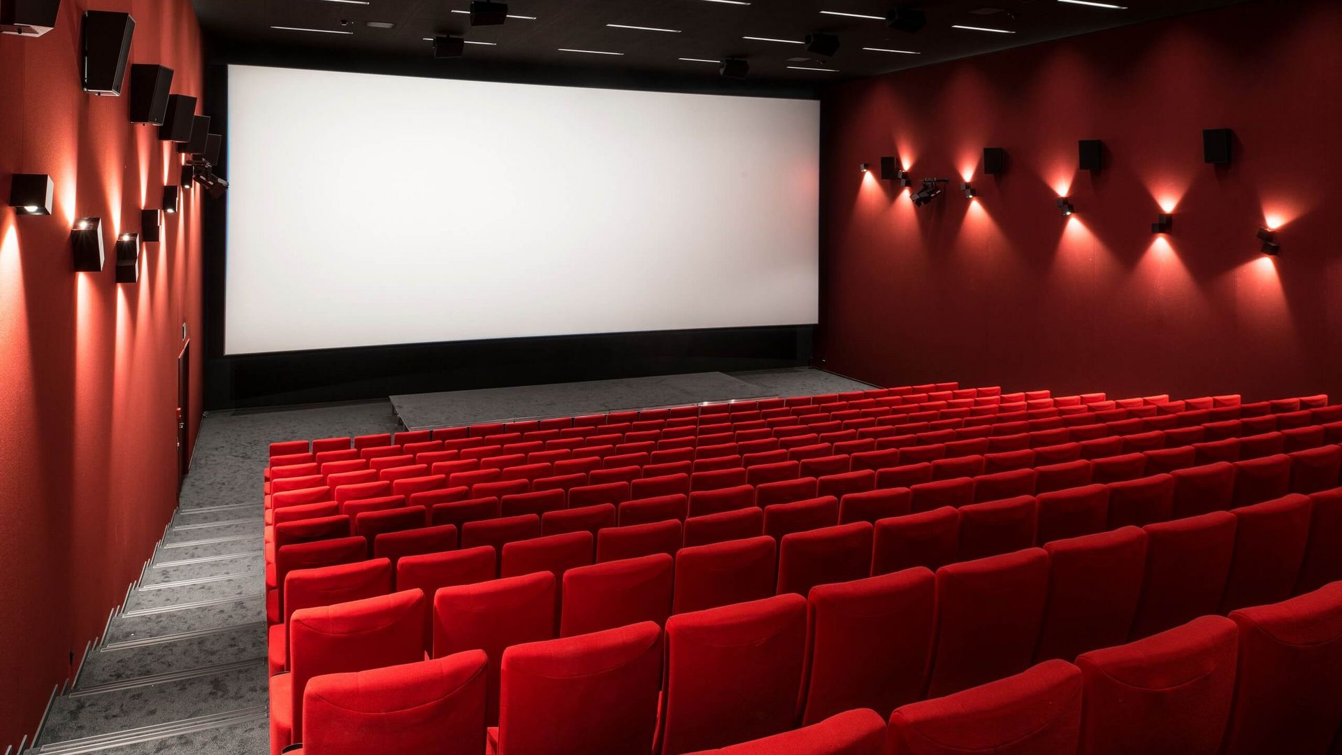 Kinosaal mit bequemen, roten Sesseln Kino Rex in Thun